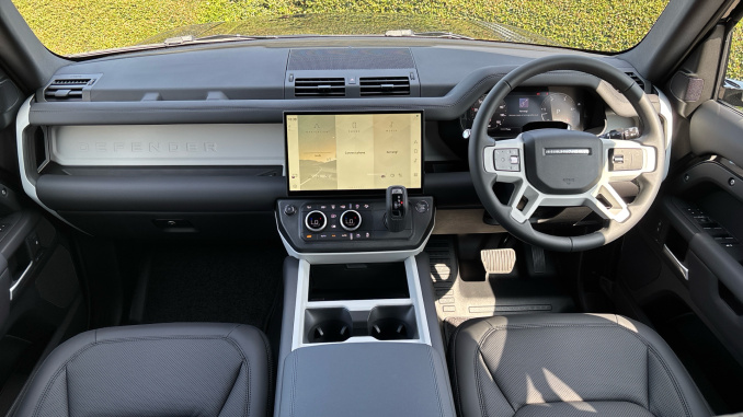 Land Rover Defender 3.0 D250 X-Dynamic SE 110 5dr Auto Diesel Estate - Image 9